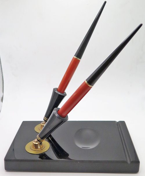 ITEM #6852 6797 6798: PARKER BLACK CERAMIC DESK BASE + FOUNTAIN PENS. HOLDS TWO PENS. BLACK SOCKETS HAVE DOUBLE BAND AND BRASS SOCKETS. GREAT CONDITION. 